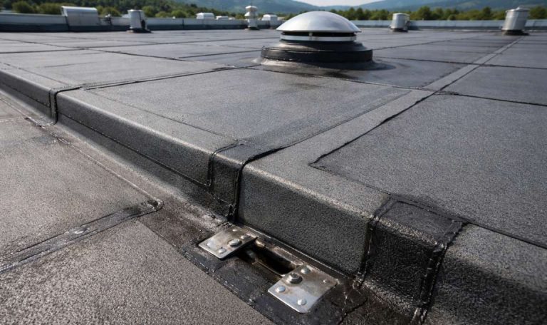 Dettaglio impermeabilizzazione tetto capannone industriale
