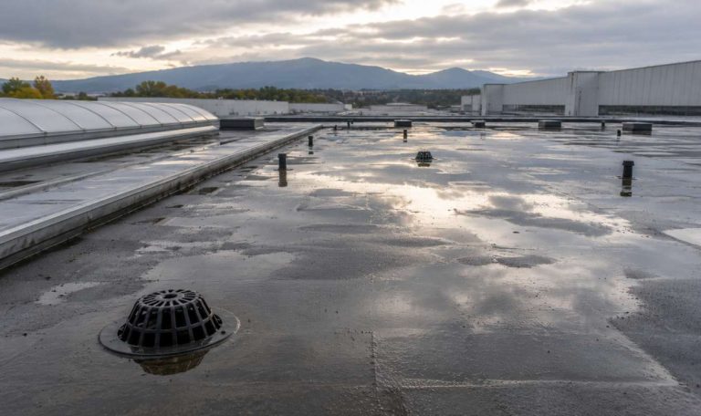 Accumuli di acqua piovana su una copertura industriale con sistema di drenaggio